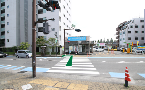 ③大和駅南交差点の横断歩道を渡り左手にお進みください。